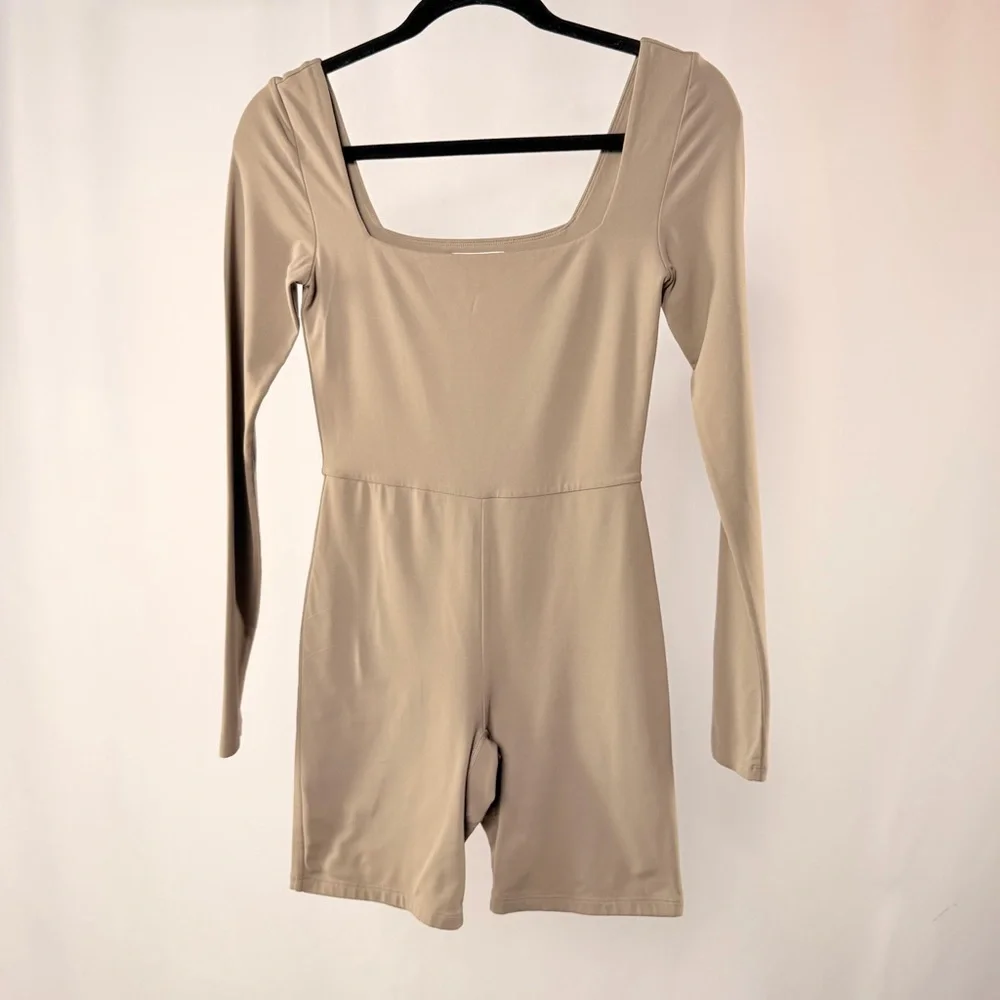 Babaton Contour Squareneck Longsleeve Romper in Stone Size Small‎